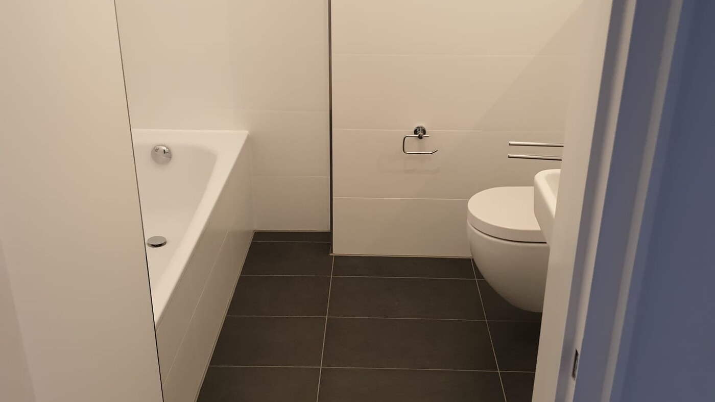 Sanierungs-Detail mit Übergang frischer Putz zu freigelegtem Ziegel