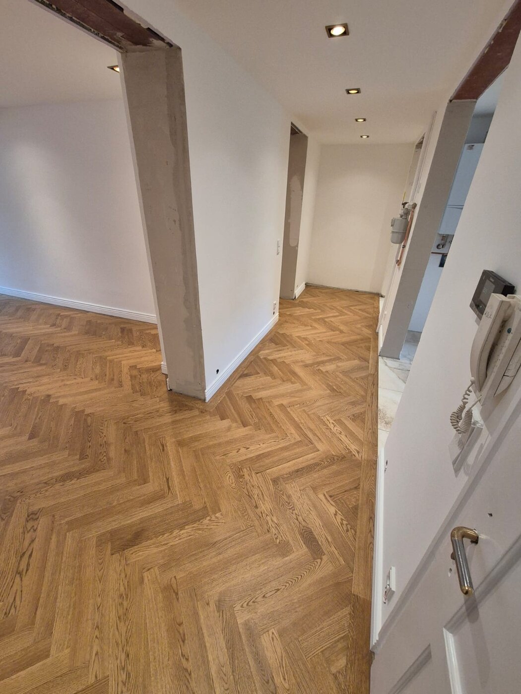Eichen-Fischgrät-Parkett im Flur einer Münchner Wohnung