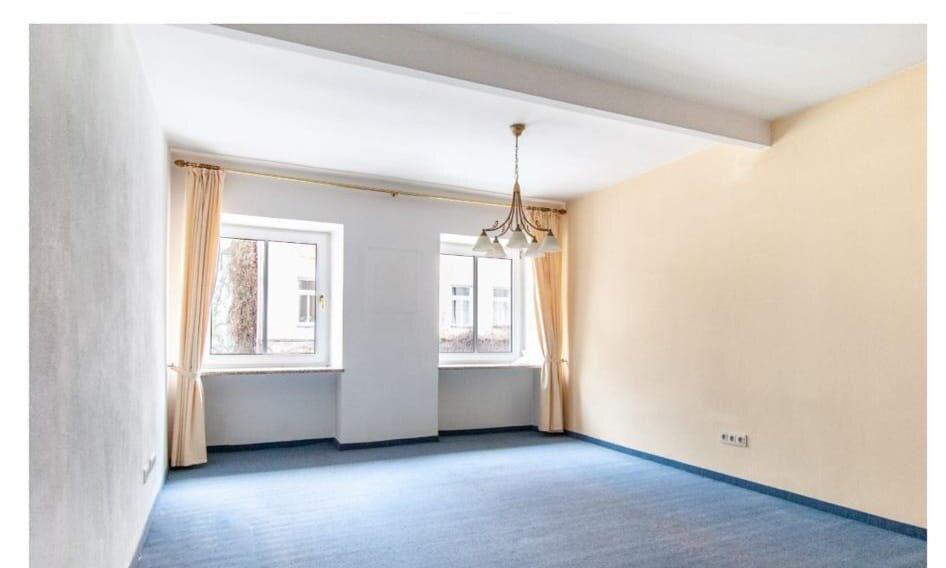 Wohnzimmer vorher - alter Teppich und Altbestand